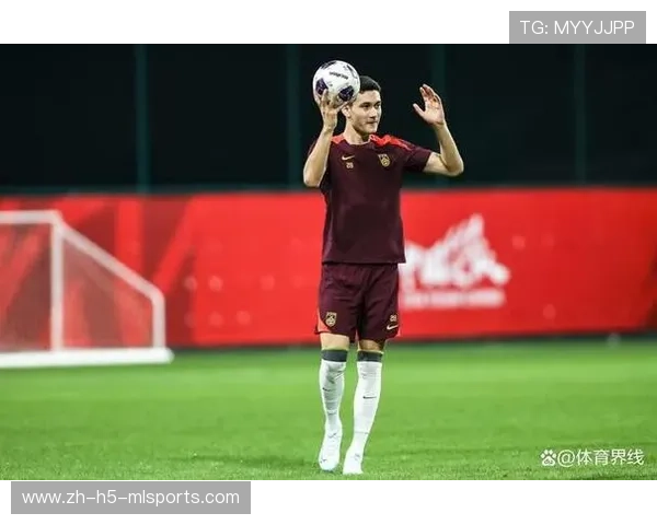 后卫赛后主动承担犯规责任，队友公开表态支持