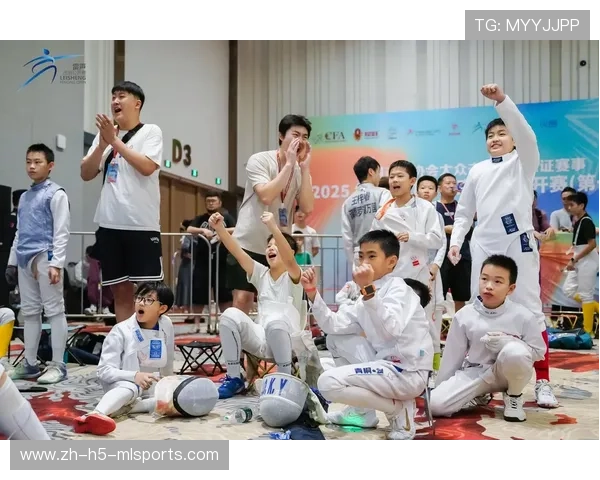 青少年击剑选手夺得国际邀请赛铜牌，青少年击剑比赛2021