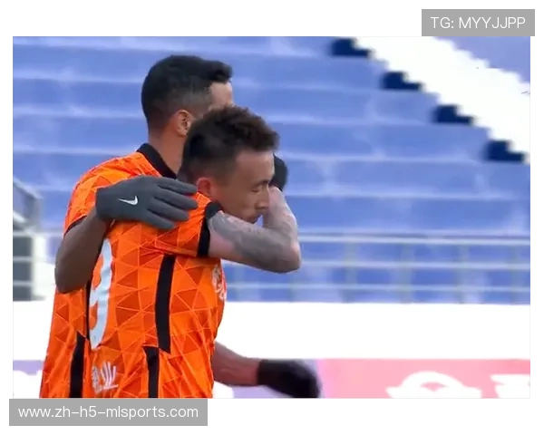 上海海港杨希边路传中质量高，门前包抄差点推射得手